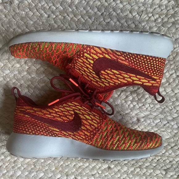 Nike Women’s Roshe One Flyknit running shoe - Picture 2 of 7